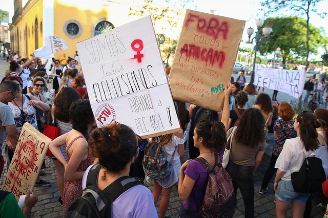 FLORIANÓPOLIS, SC, BRASIL, 13-11-2017: Protesto contra a PEC 181, que derruba a legalidade de todos os tipos de aborto atualmente permitidos. FLORIANÓPOLIS, SC, BRASIL, 13-11-2017: Protesto contra a PEC 181, que derruba a legalidade de todos os tipos de aborto atualmente permitidos.