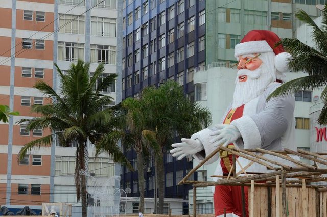 Bal.Camboriú-sc-Brasil-14/11/2012.Papai noel na praça almirante tamandaré em Bal.Camboriú Bal.Camboriú-sc-Brasil-14/11/2012.Papai noel na praça almirante tamandaré em Bal.Camboriú