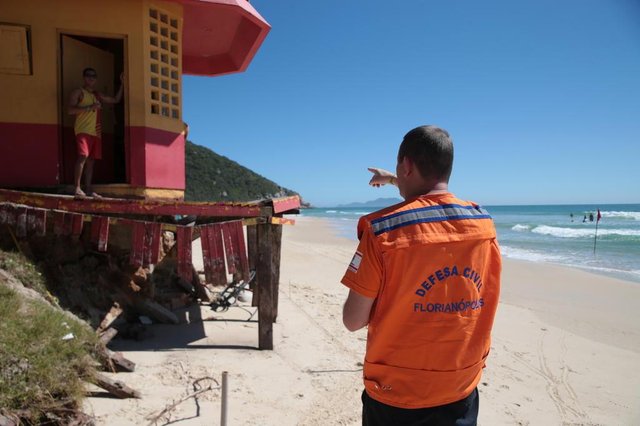 FLORIANÓPOLIS, SC, BRASIL, 14/11/2017: Prefeitura inicia obras dos estragos das ressacas. Na foto: Praia Brava.(Foto: CRISTIANO ESTRELA / DIÁRIO CATARINENSE) FLORIANÓPOLIS, SC, BRASIL, 14/11/2017: Prefeitura inicia obras dos estragos das ressacas. Na foto: Praia Brava.(Foto: CRISTIANO ESTRELA / DIÁRIO CATARINENSE)