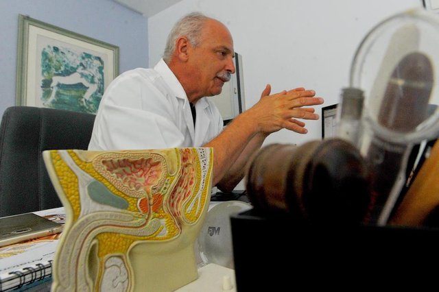  Santa Maria, RS, Brasil, 07/11/2017.Novembro Azul chama a aten&ccedil;&atilde;o dos homens para o diagn&oacute;stico precoce do c&acirc;ncer de pr&oacute;stata.Na foto: Dr. Flavio Antonio Brum, Urologista.