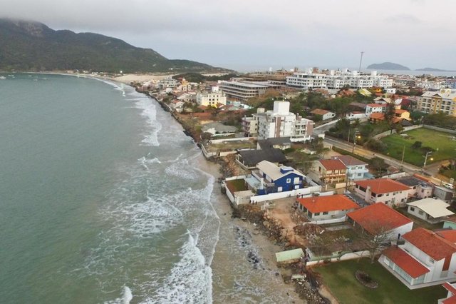 FLORIANÓPOLIS, SC, BRASIL, 20-09-2017: Ressaca da praia dos Ingleses. Faixa de areia foi tomada pela água. FLORIANÓPOLIS, SC, BRASIL, 20-09-2017: Ressaca da praia dos Ingleses. Faixa de areia foi tomada pela água.