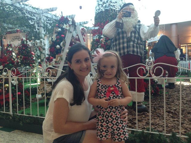Mãe e filha viajaram de Garuva para Joinville especialmente para ver a chegada do Papai Noel Mãe e filha viajaram de Garuva para Joinville especialmente para ver a chegada do Papai Noel