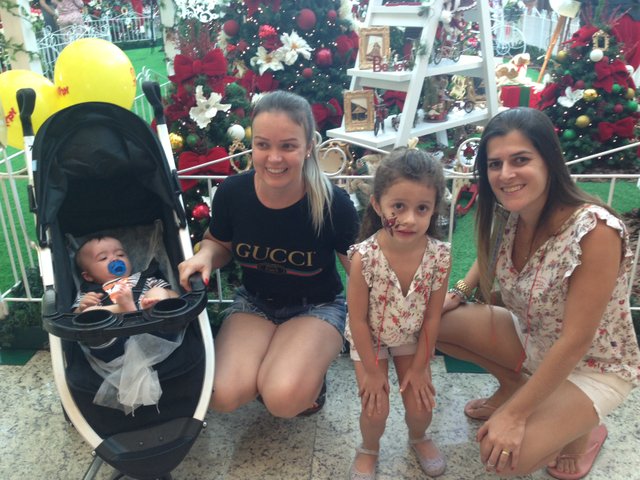 Amigas Natália e Giovana levaram as crianças para conhecer o bom velhinho Amigas Natália e Giovana levaram as crianças para conhecer o bom velhinho