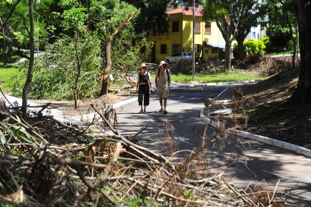 SANTA MARIA, RS, BRASIL. 14/11/2017.Situação de alguns locais após o temporal. NA FOTO: Paula Bader, 42 anos, e Gabriel Richieri, 55 anos, poeta (casal uruguaio)FOTO: GABRIEL HAESBAERT / NEWCO DSM SANTA MARIA, RS, BRASIL. 14/11/2017.Situação de alguns locais após o temporal. NA FOTO: Paula Bader, 42 anos, e Gabriel Richieri, 55 anos, poeta (casal uruguaio)FOTO: GABRIEL HAESBAERT / NEWCO DSM