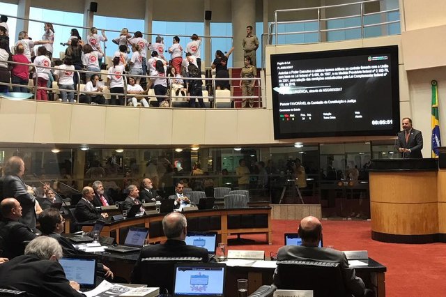 Sindicalistas do Sindisaúde vaiaram e deram as costas a deputados Sindicalistas do Sindisaúde vaiaram e deram as costas a deputados