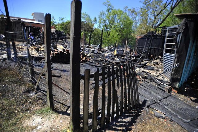  SANTA MARIA, RS, BRASIL: Um inc&ecirc;ndio que come&ccedil;ou na tarde desta quarta-feira, na Rua 1, Quadra 4, no Alto da Boa Vista, destruiu tr&ecirc;s casas, todas de madeira. Fam&iacute;lias perderam tudo e precisam de doa&ccedil;&otilde;es.FOTO: GABRIEL HAESBAERT / NEWCO DSM