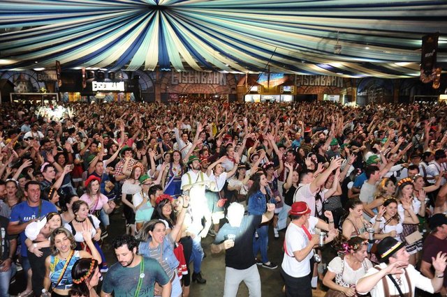 Blumenau - SC - Brasil - 21102017 - Oktoberfest 2017 na vila germânica em Blumenau. Blumenau - SC - Brasil - 21102017 - Oktoberfest 2017 na vila germânica em Blumenau.