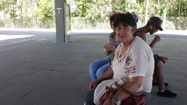 Passageiro aguarda ônibus em terminal de Blumenau Passageiro aguarda ônibus em terminal de Blumenau
