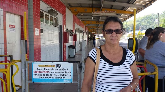 Passageira espera do lado de fora de terminal o fim da paralisação dos ônibus em Blumenau Passageira espera do lado de fora de terminal o fim da paralisação dos ônibus em Blumenau