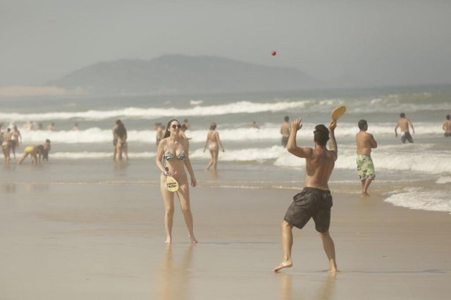 Praia do Campeche no dia mais quente do ano em Santa Catarina.tempo , calor , praia , florianópolis, campeche Praia do Campeche no dia mais quente do ano em Santa Catarina.tempo , calor , praia , florianópolis, campeche