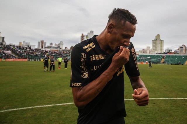 FLORIANÓPOLIS, SC, BRASIL 06/12/2015: ESPORTE: Festa dos jogadores do Figueirense após a vitória contra o Fluminense que garantiu a permanência na série A do BrasileirãoIndexador: Marco Favero FLORIANÓPOLIS, SC, BRASIL 06/12/2015: ESPORTE: Festa dos jogadores do Figueirense após a vitória contra o Fluminense que garantiu a permanência na série A do BrasileirãoIndexador: Marco Favero