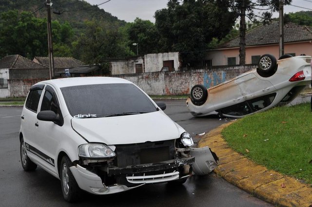  SANTA MARIA, RS, BRASIL. 16/11/2017.Acidente com carro capotado na Avenida dos Ferrovi&aacute;rios.FOTO: CHARLES GUERRA / NEWCO DSM