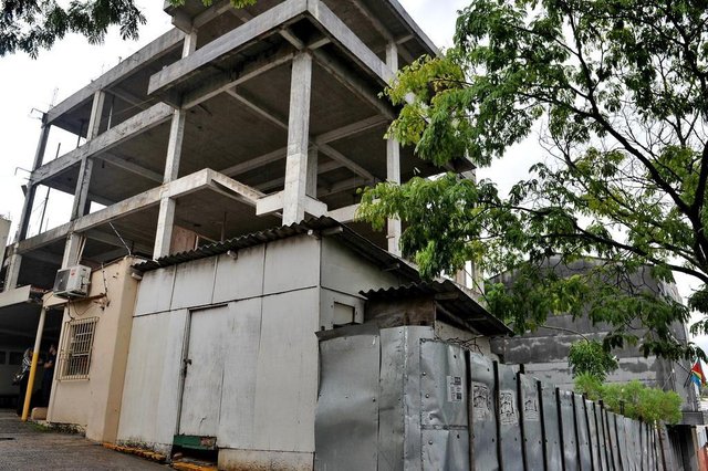  SANTA MARIA, RS, BRASIL. 16/11/2017.Paralisada desde 2013, obra do pr&eacute;dio da C&acirc;mara &eacute; alvo de apontamentos do Minist&eacute;rio P&uacute;blico de Contas e ex-presidentes ter&atilde;o de devolver dinheiro. Onde deixar o seu cachorro quando for viajar.Na foto: Alessandra dona da Sede do Cachorro.FOTO: CHARLES GUERRA / NEWCO DSM.