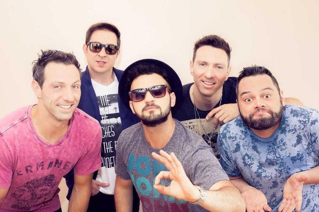 O pagode irá animar o Passaggio, nesta sexta-feira, dia 10 de novembro. O grupo Hoje Tem levará o estilo para o pub caxiense, prometendo agitar a noite. Além disso, o comunicador da rádio Atlântida, Tetê Trevisol, completará a animação com sua playlist antenada.O grupo Hoje Tem aposta em samba e pagode para levar a alegria para o público. Formado por Chiquinho Corsetti (voz e cavaco), Matheus Roth (pandeiro), Ricardo Calcagnotto (rebolo), Marcio Calcagnotto (percussão) e Miguel Brusa (violão), ex-integrantes do grupo Constelação, o grupo sobe aos palcos neste formato desde novembro de 2015. O pagode irá animar o Passaggio, nesta sexta-feira, dia 10 de novembro. O grupo Hoje Tem levará o estilo para o pub caxiense, prometendo agitar a noite. Além disso, o comunicador da rádio Atlântida, Tetê Trevisol, completará a animação com sua playlist antenada.O grupo Hoje Tem aposta em samba e pagode para levar a alegria para o público. Formado por Chiquinho Corsetti (voz e cavaco), Matheus Roth (pandeiro), Ricardo Calcagnotto (rebolo), Marcio Calcagnotto (percussão) e Miguel Brusa (violão), ex-integrantes do grupo Constelação, o grupo sobe aos palcos neste formato desde novembro de 2015.