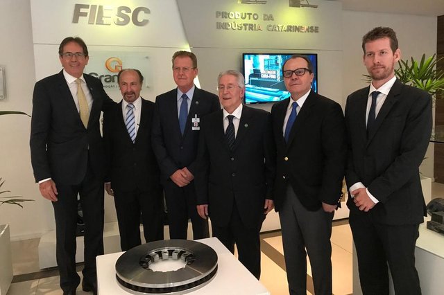 Com apenas 24 anos de atividade, a empresa Granaço, de Joinville, consolidou liderança na produção de aço com projetos inovadores e alta tecnologia. Sua história foi apresentada na Fiesc pelo fundador e presidente Ivair Oenning, com dados e documentário televisivo. Algumas de suas peças de alta precisão e acabamento, como um freio para metrôs, foi apresentada por Oenning ao presidente Glauco Côrte e ao vice Mário Aguiar. Com apenas 24 anos de atividade, a empresa Granaço, de Joinville, consolidou liderança na produção de aço com projetos inovadores e alta tecnologia. Sua história foi apresentada na Fiesc pelo fundador e presidente Ivair Oenning, com dados e documentário televisivo. Algumas de suas peças de alta precisão e acabamento, como um freio para metrôs, foi apresentada por Oenning ao presidente Glauco Côrte e ao vice Mário Aguiar.