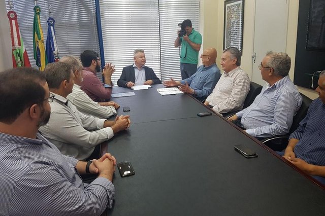 O presidente estadual do PP, deputado Esperidião Amin, terminou hoje em Joinville uma nova maratona pelo Estado, visitando o prefeito Udo Döhler (PMDB). Começou o roteiro domingo à noite em Chapecó e não parou desde lá. Percorreu mais de 25 municípios em apenas quatro dias, do Oeste à Serra e Planalto Norte. Em Ponte Alta apadrinhou a filiação ao PP do ex-prefeito Carlos Moraes. Em Lages confirmou a candidatura do vereador Lucas Neves à deputado estadual. O presidente estadual do PP, deputado Esperidião Amin, terminou hoje em Joinville uma nova maratona pelo Estado, visitando o prefeito Udo Döhler (PMDB). Começou o roteiro domingo à noite em Chapecó e não parou desde lá. Percorreu mais de 25 municípios em apenas quatro dias, do Oeste à Serra e Planalto Norte. Em Ponte Alta apadrinhou a filiação ao PP do ex-prefeito Carlos Moraes. Em Lages confirmou a candidatura do vereador Lucas Neves à deputado estadual.