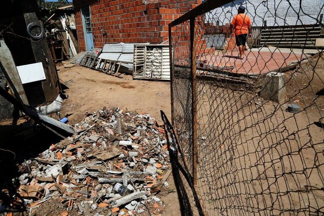 Santa Maria - RS - BRASILSituação em Santa Maria um mês depois da tempestade de 19 de outubro de 2017Case casaCasa que ficou destruída na rua Aristides Pedroso, no bairro Passo d¿Areia, em Santa MariaAntão Oswaldo Trindade, 50 anosMaria Elizabeth Pedroso, 42 anosDouglas Pedroso, 8 anos Santa Maria - RS - BRASILSituação em Santa Maria um mês depois da tempestade de 19 de outubro de 2017Case casaCasa que ficou destruída na rua Aristides Pedroso, no bairro Passo d¿Areia, em Santa MariaAntão Oswaldo Trindade, 50 anosMaria Elizabeth Pedroso, 42 anosDouglas Pedroso, 8 anos