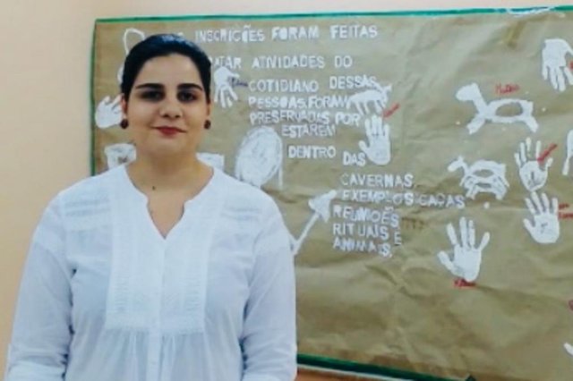 Uma escola da rede municipal de Florianópolis está na final do prêmio Professores do Brasil na categoria de 6º ao 9º ano do ensino fundamental. A prática pedagógica ¿História na ponta dos dedos: a acessibilidade ao conteúdo de pré-história¿, desenvolvida na Escola Básica Municipal Intendente Aricomedes da Silva, na Cachoeira do Bom Jesus, venceu a etapa regional, que reuniu trabalhos do sul do país. O projeto é de autoria da professora de história Elisangela Marina de Freitas e Silva e cujo desafio foi levar o aprendizado para a turma através do toque com os dedos em duas práticas elaboradas: a construção pelos próprios alunos de um painel tátil com massa corrida e areia, representando a arte rupestre, criando textura aos desenhos e uma expedição arqueológica no bosque da escola com identificação de artefatos que caracterizam os diferentes momentos da humanidade. A professora nossos cumprimentos pela iniciativa e aos alunos pelo empenho assumido a partir do estímulo oferecido. Continuamos torcendo por vocês, agora em nível nacional. Uma escola da rede municipal de Florianópolis está na final do prêmio Professores do Brasil na categoria de 6º ao 9º ano do ensino fundamental. A prática pedagógica ¿História na ponta dos dedos: a acessibilidade ao conteúdo de pré-história¿, desenvolvida na Escola Básica Municipal Intendente Aricomedes da Silva, na Cachoeira do Bom Jesus, venceu a etapa regional, que reuniu trabalhos do sul do país. O projeto é de autoria da professora de história Elisangela Marina de Freitas e Silva e cujo desafio foi levar o aprendizado para a turma através do toque com os dedos em duas práticas elaboradas: a construção pelos próprios alunos de um painel tátil com massa corrida e areia, representando a arte rupestre, criando textura aos desenhos e uma expedição arqueológica no bosque da escola com identificação de artefatos que caracterizam os diferentes momentos da humanidade. A professora nossos cumprimentos pela iniciativa e aos alunos pelo empenho assumido a partir do estímulo oferecido. Continuamos torcendo por vocês, agora em nível nacional.