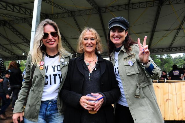 CAXIAS DO SUL, RS, BRASIL, 18/11/2017. São Chico Beatle Weekend, com a presença de vários músicos e também de Julia Baird, irmã de Jonh Lennon. Ela participou de um bate-papo na tarde deste sábado ao lado de Bill Heckle, um dos donos do lendário The Cavern Club. (Porthus Junior/Agência RBS) CAXIAS DO SUL, RS, BRASIL, 18/11/2017. São Chico Beatle Weekend, com a presença de vários músicos e também de Julia Baird, irmã de Jonh Lennon. Ela participou de um bate-papo na tarde deste sábado ao lado de Bill Heckle, um dos donos do lendário The Cavern Club. (Porthus Junior/Agência RBS)