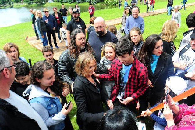 CAXIAS DO SUL, RS, BRASIL, 18/11/2017. São Chico Beatle Weekend, com a presença de vários músicos e também de Julia Baird, irmã de Jonh Lennon. Ela participou de um bate-papo na tarde deste sábado ao lado de Bill Heckle, um dos donos do lendário The Cavern Club. (Porthus Junior/Agência RBS) CAXIAS DO SUL, RS, BRASIL, 18/11/2017. São Chico Beatle Weekend, com a presença de vários músicos e também de Julia Baird, irmã de Jonh Lennon. Ela participou de um bate-papo na tarde deste sábado ao lado de Bill Heckle, um dos donos do lendário The Cavern Club. (Porthus Junior/Agência RBS)