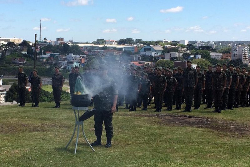 Cerimônia de incineração das bandeiras, realizada pelo 3º Grupo de Artilharia Antiaérea (3º GAAAe), em Caxias do Sul. Realizada no dia da bandeira.