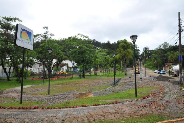 JOINVILLE,SC,BRASIL,19-11-2017.Rompimento de adutora na rua Recreativa da Antartica,bairro Glória.(Foto:Salmo Duarte/A Notícia) JOINVILLE,SC,BRASIL,19-11-2017.Rompimento de adutora na rua Recreativa da Antartica,bairro Glória.(Foto:Salmo Duarte/A Notícia)