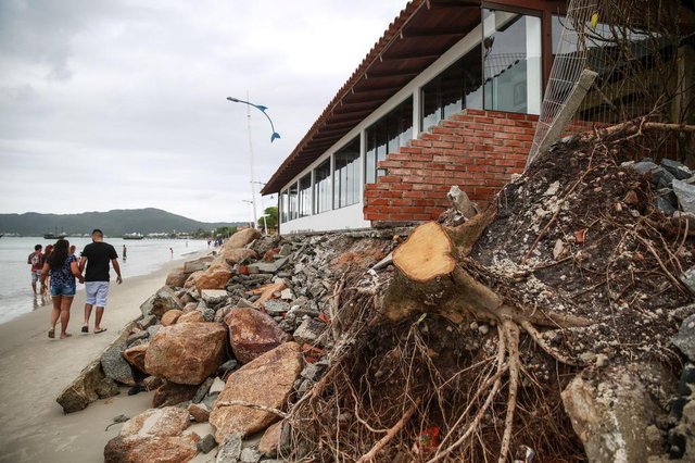 FLORIANOPOLIS, SC, BRASIL, 19/11/2017 - Banhistas X entulhos - obras de contencao da mare, nas praias no norte da ilha, deixam entulhos na praia e banhistas transitam entre a agua e pedacos de concreto (PRAIA DE CANASVIEIRAS)Local: FlorianópolisIndexador: Betina HumeresFonte: Diário Catarinense FLORIANOPOLIS, SC, BRASIL, 19/11/2017 - Banhistas X entulhos - obras de contencao da mare, nas praias no norte da ilha, deixam entulhos na praia e banhistas transitam entre a agua e pedacos de concreto (PRAIA DE CANASVIEIRAS)Local: FlorianópolisIndexador: Betina HumeresFonte: Diário Catarinense
