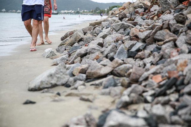 FLORIANOPOLIS, SC, BRASIL, 19/11/2017 - Banhistas X entulhos - obras de contencao da mare, nas praias no norte da ilha, deixam entulhos na praia e banhistas transitam entre a agua e pedacos de concreto (PRAIA DE CANASVIEIRAS)Local: FlorianópolisIndexador: Betina HumeresFonte: Diário Catarinense FLORIANOPOLIS, SC, BRASIL, 19/11/2017 - Banhistas X entulhos - obras de contencao da mare, nas praias no norte da ilha, deixam entulhos na praia e banhistas transitam entre a agua e pedacos de concreto (PRAIA DE CANASVIEIRAS)Local: FlorianópolisIndexador: Betina HumeresFonte: Diário Catarinense