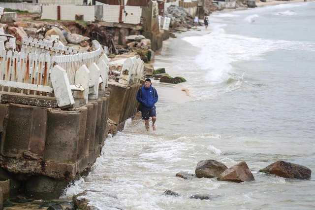 FLORIANOPOLIS, SC, BRASIL, 19/11/2017 - Banhistas X entulhos - obras de contencao da mare, nas praias no norte da ilha, deixam entulhos na praia e banhistas transitam entre a agua e pedacos de concreto (PRAIA DOS INGLESES)Foto: Santiago Reyes, uruguaioLocal: FlorianópolisIndexador: Betina HumeresFonte: Diário Catarinense FLORIANOPOLIS, SC, BRASIL, 19/11/2017 - Banhistas X entulhos - obras de contencao da mare, nas praias no norte da ilha, deixam entulhos na praia e banhistas transitam entre a agua e pedacos de concreto (PRAIA DOS INGLESES)Foto: Santiago Reyes, uruguaioLocal: FlorianópolisIndexador: Betina HumeresFonte: Diário Catarinense