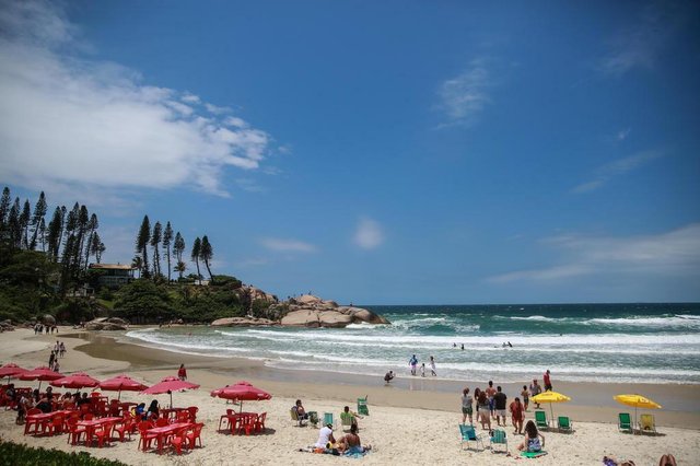 FLORIANOPOLIS, SC, BRASIL, 19/11/2017 - Praia da Joaquina com sol neste domingo atraiu banhistasLocal: FlorianópolisIndexador: Betina HumeresFonte: Diário Catarinense FLORIANOPOLIS, SC, BRASIL, 19/11/2017 - Praia da Joaquina com sol neste domingo atraiu banhistasLocal: FlorianópolisIndexador: Betina HumeresFonte: Diário Catarinense