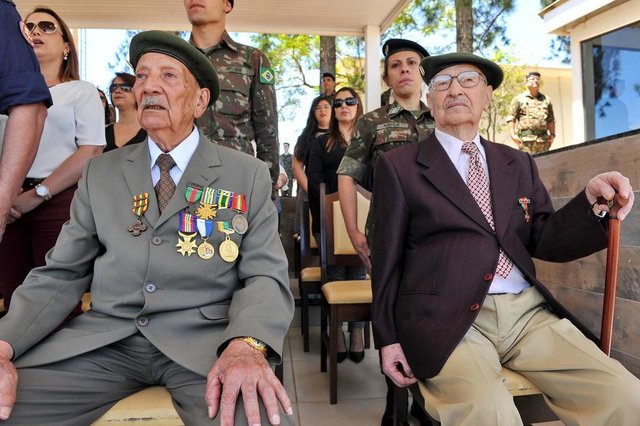 Santa Maria, RS, Brasil, 19/11/2017.CERIM&Ocirc;NIA NO QUARTEL DO 4&ordm; BATALH&Atilde;O LOG&Iacute;SICO (4&ordm; BLOG) MARCOU O DIA DA BANDEIRA EM SANTA MARIAARIBIDES RODRIGUES PEREIRA &iquest; 94 ANOS &iquest; EX-COMBATENTE DA FOR&Ccedil;A EXPEDICION&Aacute;RIA BRASILEIRA (FEB) DA SEGUNDA GUERRA MUNDIAL (EST&Aacute; SENTADO DE BENGALA)  TALT&Iacute;BIO DE MELO CUST&Oacute;RIO &iquest; 96 ANOS - EX-COMBATENTE DA FOR&Ccedil;A EXPEDICION&Aacute;RIA BRASILEIRA (FEB) DA SEGUNDA GUERRA MUNDIAL (EST&Aacute; SENTADO SEM &Oacute;CULOS) 