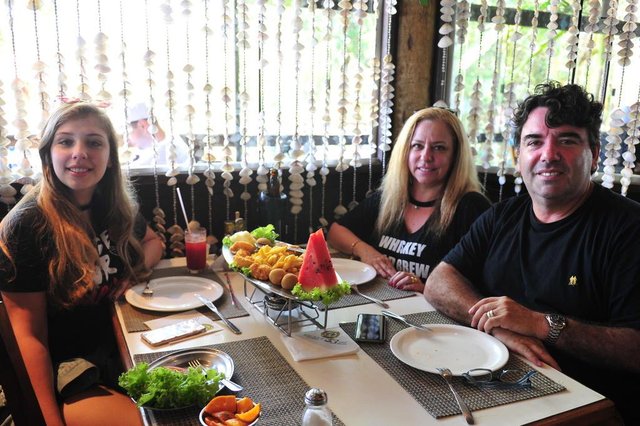 JOINVILLE,SC,BRASIL,15-11-2017.Rua Prefeito Baltazar Buschle,é considerada a via gastronômica do bairro Espinheiro.Geovani Machado,Gisa Croce e sua filha Ana Luiza Croce.(Foto:Salmo Duarte/A Notícia) JOINVILLE,SC,BRASIL,15-11-2017.Rua Prefeito Baltazar Buschle,é considerada a via gastronômica do bairro Espinheiro.Geovani Machado,Gisa Croce e sua filha Ana Luiza Croce.(Foto:Salmo Duarte/A Notícia)