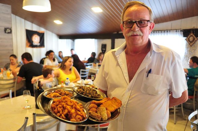 JOINVILLE,SC,BRASIL,15-11-2017.Rua Prefeito Baltazar Buschle,é considerada a via gastronômica do bairro Espinheiro.Paulo Müller, mais conhecido como paulinho,Restaurante do Paulinho.(Foto:Salmo Duarte/A Notícia) JOINVILLE,SC,BRASIL,15-11-2017.Rua Prefeito Baltazar Buschle,é considerada a via gastronômica do bairro Espinheiro.Paulo Müller, mais conhecido como paulinho,Restaurante do Paulinho.(Foto:Salmo Duarte/A Notícia)
