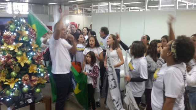 Protesto de pais de Blumenau contra mudanças no transporte escolar 2 Protesto de pais de Blumenau contra mudanças no transporte escolar 2