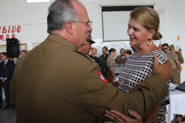 foto 6 coluna rejane, o coronel Milton Kern Pinto e a homenageada Simone Schramm foto 6 coluna rejane, o coronel Milton Kern Pinto e a homenageada Simone Schramm