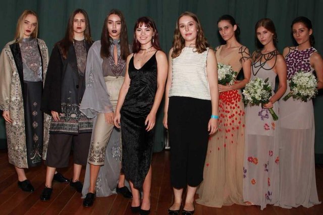 Bárbara Kohls( de preto) e Júlia Loren Welter Vierheller( de branco e preto), ao centro, com as modelos vestindo as roupas criadas por elas Bárbara Kohls( de preto) e Júlia Loren Welter Vierheller( de branco e preto), ao centro, com as modelos vestindo as roupas criadas por elas