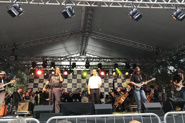 Camerata Florianópolis, músicos e cantores convidados deram um show na Simphonia WOA de Natal, na Praça Getúlio Vargas, unindo músicas natalinas e dos Beatles. Centenas de famílias, a maioria com crianças, aplaudiram o espetáculo que a família Koerich oferece pela terceira vez à cidade antes do Natal. O patriarca Walter Koerich, seus irmãos Antônio e Orlando, filhos, netos e familiares marcaram presença. O vice-governador Eduardo Moreira curtiu na primeira fila com a esposa Nicole. Camerata Florianópolis, músicos e cantores convidados deram um show na Simphonia WOA de Natal, na Praça Getúlio Vargas, unindo músicas natalinas e dos Beatles. Centenas de famílias, a maioria com crianças, aplaudiram o espetáculo que a família Koerich oferece pela terceira vez à cidade antes do Natal. O patriarca Walter Koerich, seus irmãos Antônio e Orlando, filhos, netos e familiares marcaram presença. O vice-governador Eduardo Moreira curtiu na primeira fila com a esposa Nicole.