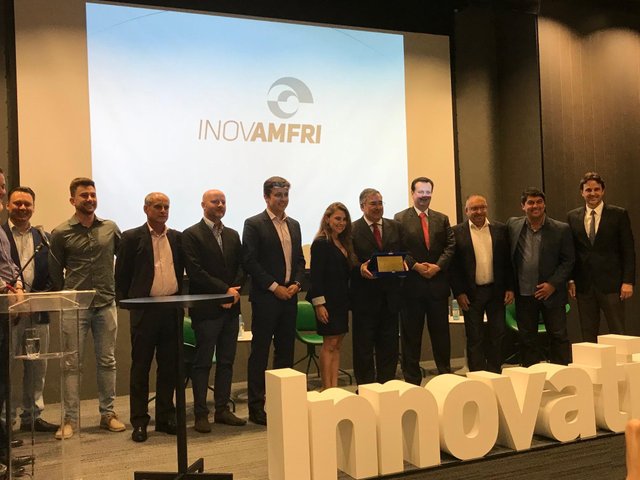 Durante o lançamento dos editais do InovAnfri, de Itajaí, os prefeitos da região prestaram homenagem ao governador Raimundo Colombo pelo apoio que vem dando aos projetos de alta tecnologia na região. A prefeita de Bombinhas, Ana Paula Silva (PDT), rasgou elogios a Colombo. A entrega de uma placa teve a presença do ministro Gilberto Kassab, dos prefeitos e do idealizador do Inova, Paulinho Bornhausen. Durante o lançamento dos editais do InovAnfri, de Itajaí, os prefeitos da região prestaram homenagem ao governador Raimundo Colombo pelo apoio que vem dando aos projetos de alta tecnologia na região. A prefeita de Bombinhas, Ana Paula Silva (PDT), rasgou elogios a Colombo. A entrega de uma placa teve a presença do ministro Gilberto Kassab, dos prefeitos e do idealizador do Inova, Paulinho Bornhausen.