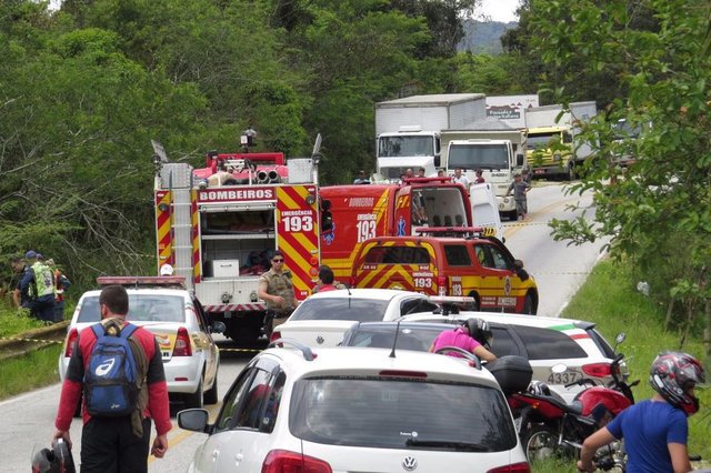 Acidente na rodovia entre Brusque e Nova Trento Acidente na rodovia entre Brusque e Nova Trento
