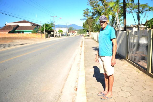 JOINVILLE,SC,BRASIL,17-11-2017.Teste AN nas Ruas, teste AN foi averiguar a situação da rua Minas Gerais.(Foto:Salmo Duarte/A Notícia) JOINVILLE,SC,BRASIL,17-11-2017.Teste AN nas Ruas, teste AN foi averiguar a situação da rua Minas Gerais.(Foto:Salmo Duarte/A Notícia)