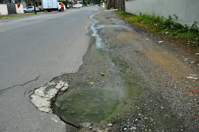 JOINVILLE,SC,BRASIL,17-11-2017.Teste AN nas Ruas, teste AN foi averiguar a situação da rua Minas Gerais.Tubo quebra e deixa o rastro de esgoto.(Foto:Salmo Duarte/A Notícia) JOINVILLE,SC,BRASIL,17-11-2017.Teste AN nas Ruas, teste AN foi averiguar a situação da rua Minas Gerais.Tubo quebra e deixa o rastro de esgoto.(Foto:Salmo Duarte/A Notícia)