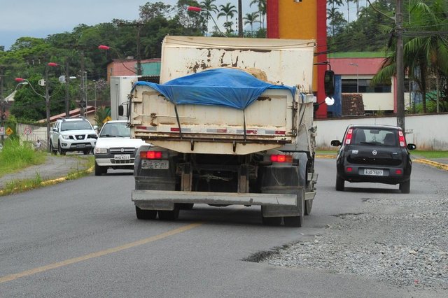 JOINVILLE,SC,BRASIL,17-11-2017.Teste AN nas Ruas, teste AN foi averiguar a situação da rua Minas Gerais.Falha no asfalto,carros dividem uma faixa unica.(Foto:Salmo Duarte/A Notícia) JOINVILLE,SC,BRASIL,17-11-2017.Teste AN nas Ruas, teste AN foi averiguar a situação da rua Minas Gerais.Falha no asfalto,carros dividem uma faixa unica.(Foto:Salmo Duarte/A Notícia)