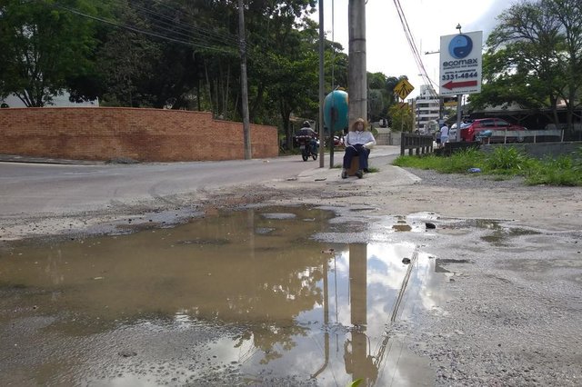 Protesto curioso de moradores na Rua Teresina, no Bom Retiro, em Blumenau Protesto curioso de moradores na Rua Teresina, no Bom Retiro, em Blumenau