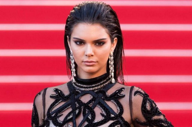Kendall Jenner veste roberto cavali / coluna luis felipe di mare para a revista donna Kendall Jenner veste roberto cavali / coluna luis felipe di mare para a revista donna