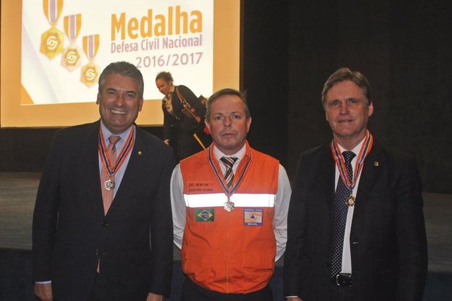 Senador Dário Berger (D), deputado federal Mauro Mariani (E) e coronel Renato Newton Ramlow foram condecorados com a Medalha da Defesa Civil Nacional, pelo Ministério da Integração Nacional. A solenidade ocorreu no auditório da Procuradoria-Geral da República, em Brasília. A condecoração foi criada por decreto presidencial em 2002. Senador Dário Berger (D), deputado federal Mauro Mariani (E) e coronel Renato Newton Ramlow foram condecorados com a Medalha da Defesa Civil Nacional, pelo Ministério da Integração Nacional. A solenidade ocorreu no auditório da Procuradoria-Geral da República, em Brasília. A condecoração foi criada por decreto presidencial em 2002.