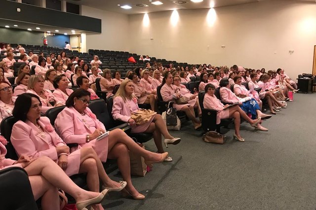 A incidência do câncer nas mulheres avançou nos últimos anos de forma preocupante, especialmente entre as jovens, em relação ao HPV. A prevenção é outro dilema em todo o Estado. Os exames preventivos de câncer de colo de útero recebem diagnóstico com prazos que variam entre 60 e 70 dias, quando patrocinados pelo SUS. Dados foram revelados na assembleia estadual da Rede Feminina de Combate ao Câncer, que reuniu 180 voluntárias de 64 municípios catarinenses em Florianópolis. A incidência do câncer nas mulheres avançou nos últimos anos de forma preocupante, especialmente entre as jovens, em relação ao HPV. A prevenção é outro dilema em todo o Estado. Os exames preventivos de câncer de colo de útero recebem diagnóstico com prazos que variam entre 60 e 70 dias, quando patrocinados pelo SUS. Dados foram revelados na assembleia estadual da Rede Feminina de Combate ao Câncer, que reuniu 180 voluntárias de 64 municípios catarinenses em Florianópolis.