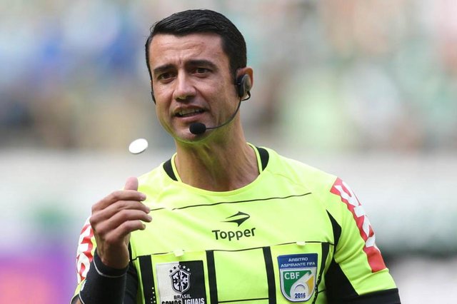 O árbitro Braulio da Silva Machado, do jogo entre as equipes da SE Palmeiras e EC Vitória, durante partida válida pela décima nona rodada, do Campeonato Brasileiro, Série A, na Arena Allianz Parque. O árbitro Braulio da Silva Machado, do jogo entre as equipes da SE Palmeiras e EC Vitória, durante partida válida pela décima nona rodada, do Campeonato Brasileiro, Série A, na Arena Allianz Parque.
