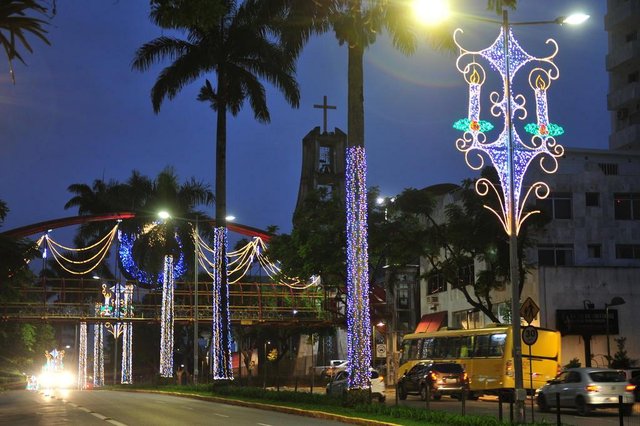 JOINVILLE,SC,BRASIL,19-11-2017.Luzes de Natal já estão acesa em Joinville.Av. Juscelino Kubitschek.(Foto:Salmo Duarte/A Notícia) JOINVILLE,SC,BRASIL,19-11-2017.Luzes de Natal já estão acesa em Joinville.Av. Juscelino Kubitschek.(Foto:Salmo Duarte/A Notícia)