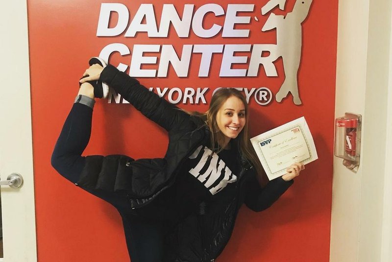 Acadêmica do curso de Educação Física da UCS, Maria Eduarda Battisti passou uma temporada de seis meses em Nova York. Nos EUA, Maria Eduarda cursou uma especialização em dança na escola Broadway Dance Center. Ela foi a primeira gaúcha a ingressar nesse curso, após ser aceita numa seleção. 