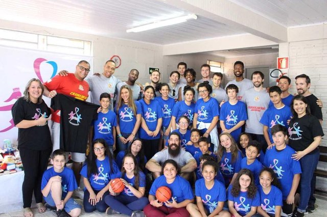Jogadores do Caxias Basquete entregaram ao Centro Assistencial Vitória alimentos recebidos no ingresso solidário nos dois primeiros jogos do NBB. Jogadores do Caxias Basquete entregaram ao Centro Assistencial Vitória alimentos recebidos no ingresso solidário nos dois primeiros jogos do NBB.